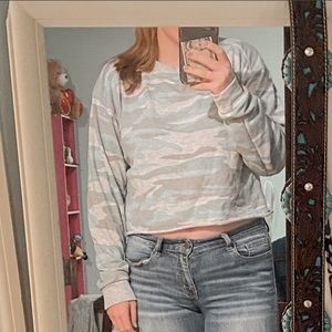 Camouflage color long sleeve crop top